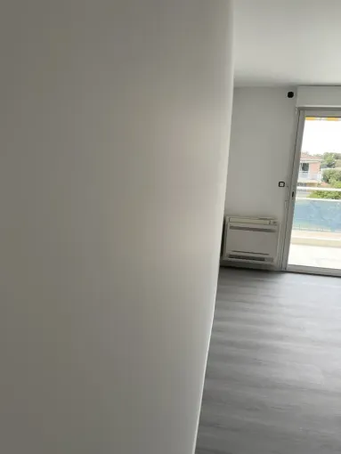 Chantier de mise en peinture dans un appartement à Saint-Raphaël, Sainte-Maxime, EM Peinture & Décoration