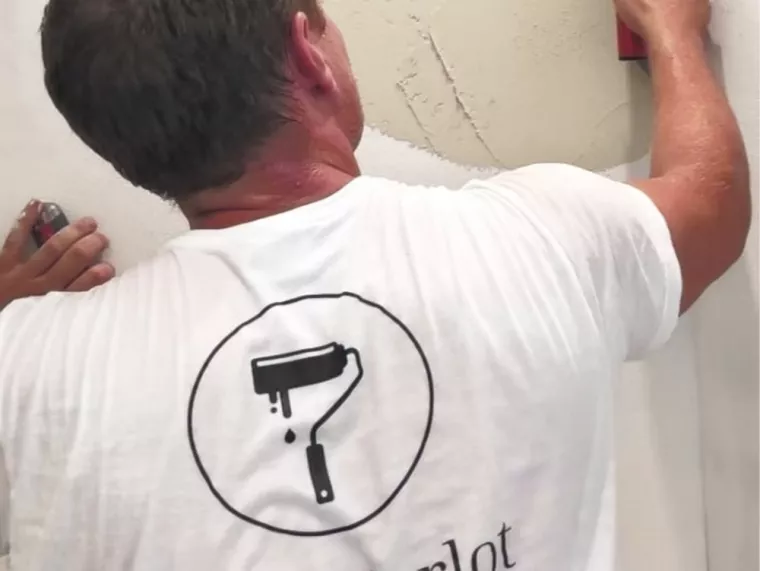 Faire lisser les murs intérieurs d'une maison avant application de peinture décorative par un peintre en bâtiment, Sainte-Maxime, EM Peinture & Décoration