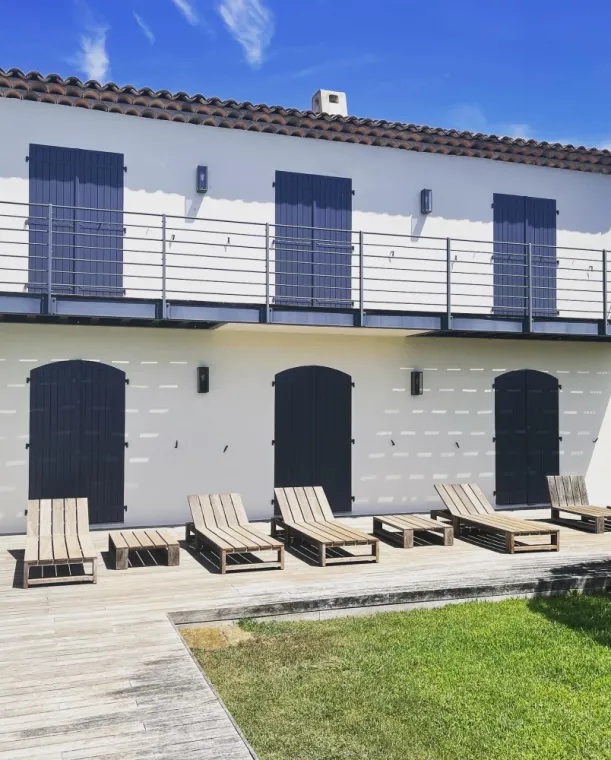 Professionnel pour rénovation de volet en bois avec application de peinture résistante aux intempéries haute gamme, Sainte-Maxime, EM Peinture & Décoration