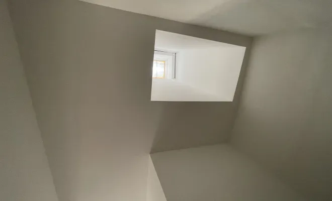 Pose de faux plafond et mise en peinture d'un studio à Roquebrune-sur-Argens, Sainte-Maxime, EM Peinture & Décoration