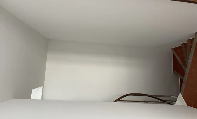 Pose de faux plafond et mise en peinture d'un studio à Roquebrune-sur-Argens, Sainte-Maxime, EM Peinture & Décoration