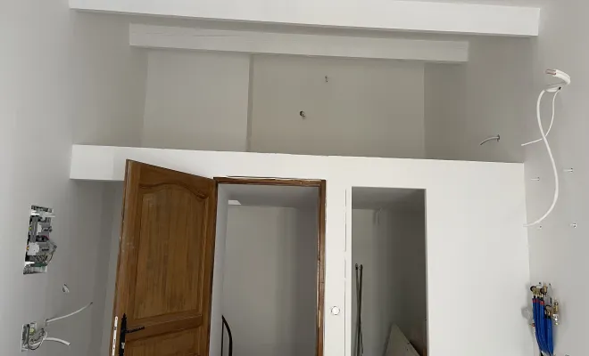 Pose de faux plafond et mise en peinture d'un studio à Roquebrune-sur-Argens, Sainte-Maxime, EM Peinture & Décoration