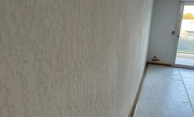 Chantier de mise en peinture dans un appartement à Saint-Raphaël, Sainte-Maxime, EM Peinture & Décoration