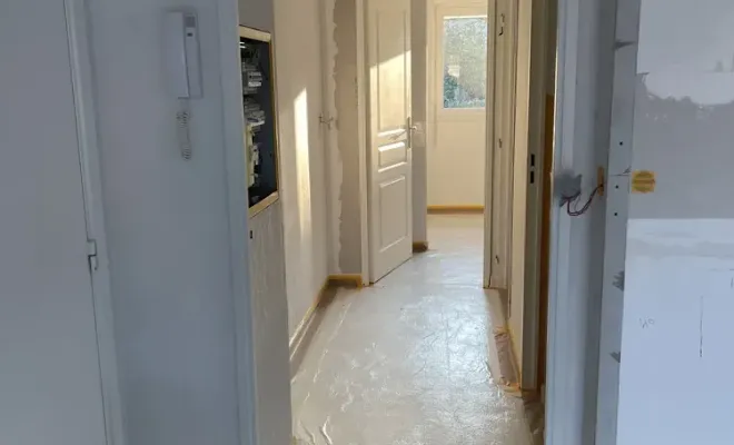 Chantier de mise en peinture dans un appartement à Saint-Raphaël, Sainte-Maxime, EM Peinture & Décoration