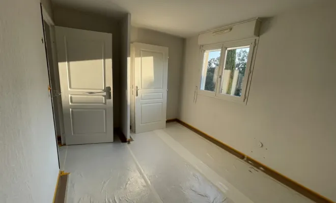 Chantier de mise en peinture dans un appartement à Saint-Raphaël, Sainte-Maxime, EM Peinture & Décoration