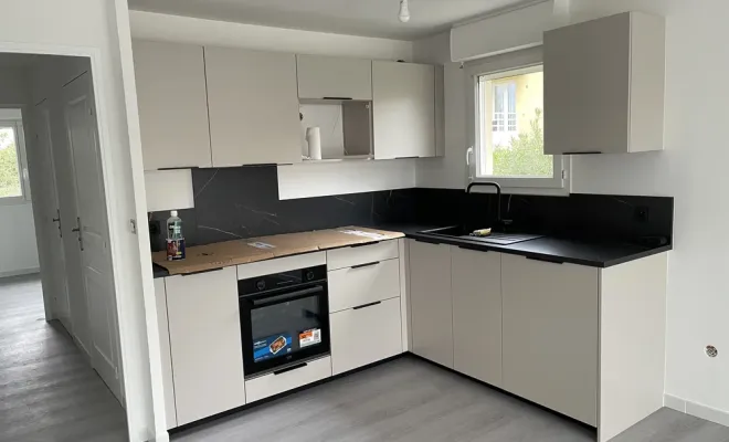 Chantier de mise en peinture dans un appartement à Saint-Raphaël, Sainte-Maxime, EM Peinture & Décoration