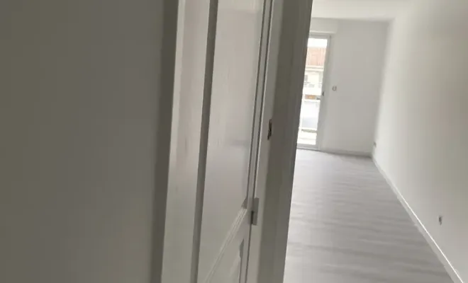 Chantier de mise en peinture dans un appartement à Saint-Raphaël, Sainte-Maxime, EM Peinture & Décoration