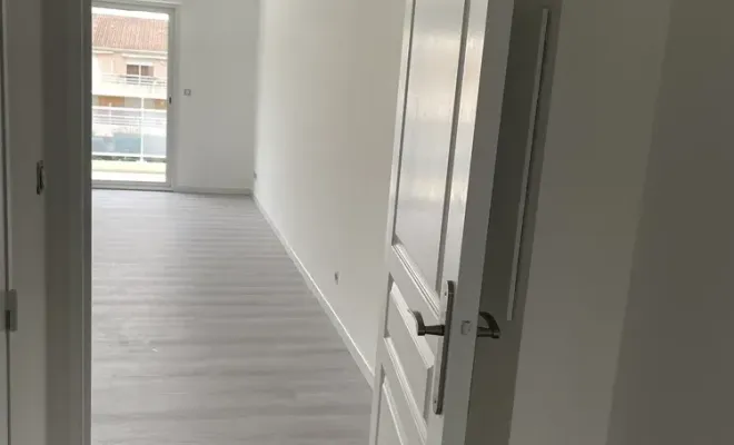 Chantier de mise en peinture dans un appartement à Saint-Raphaël, Sainte-Maxime, EM Peinture & Décoration