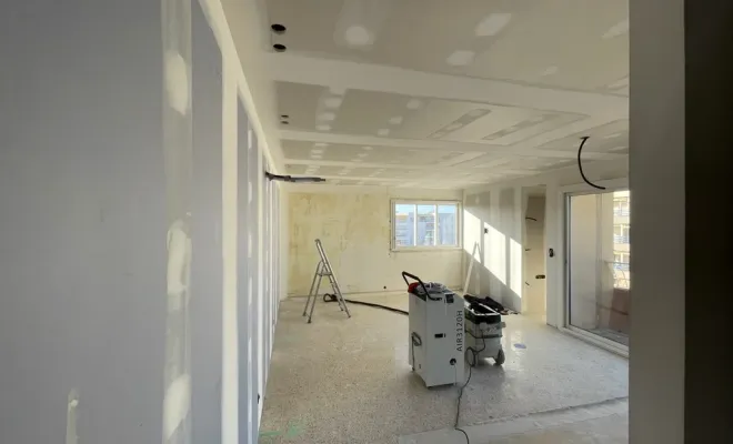 Préparation des murs et plafond  sur un appartement à Saint-Raphaël, Sainte-Maxime, EM Peinture & Décoration