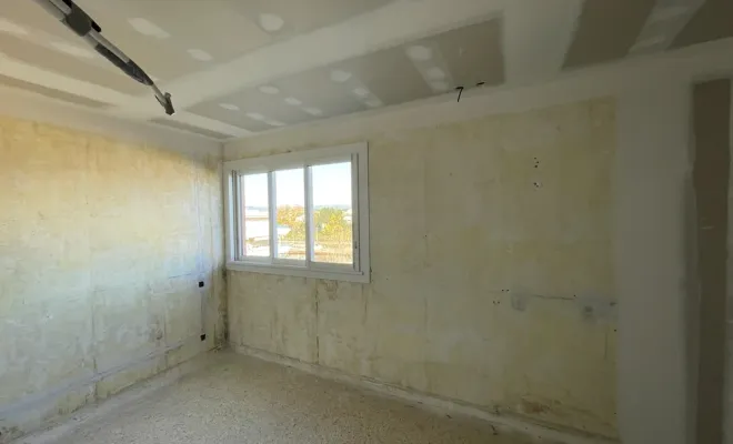 Préparation des murs et plafond  sur un appartement à Saint-Raphaël, Sainte-Maxime, EM Peinture & Décoration