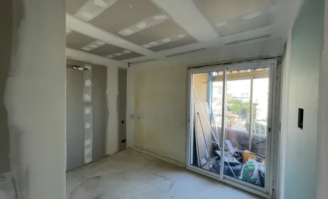 Préparation des murs et plafond  sur un appartement à Saint-Raphaël, Sainte-Maxime, EM Peinture & Décoration