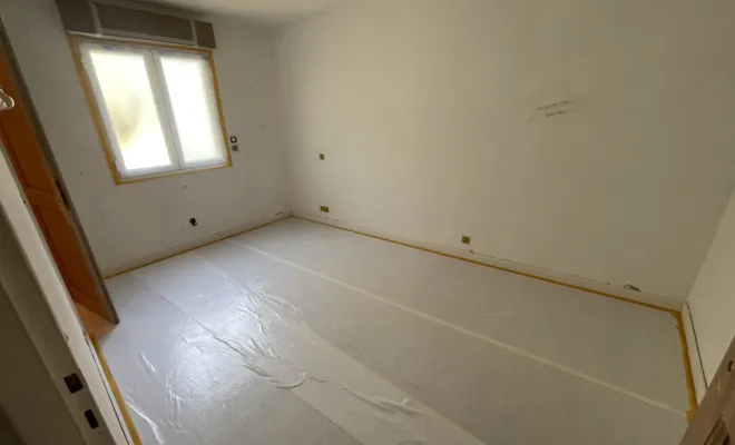 Mise en peinture d’un appartement à Sainte Maxime, réparation des fissures, peinture, mur et plafond et peinture des portes, Sainte-Maxime, EM Peinture & Décoration