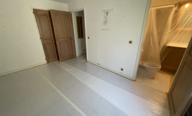 Mise en peinture d’un appartement à Sainte Maxime, réparation des fissures, peinture, mur et plafond et peinture des portes, Sainte-Maxime, EM Peinture & Décoration