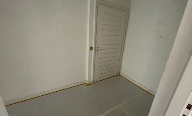 Mise en peinture d’un appartement à Sainte Maxime, réparation des fissures, peinture, mur et plafond et peinture des portes, Sainte-Maxime, EM Peinture & Décoration