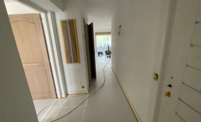 Mise en peinture d’un appartement à Sainte Maxime, réparation des fissures, peinture, mur et plafond et peinture des portes, Sainte-Maxime, EM Peinture & Décoration