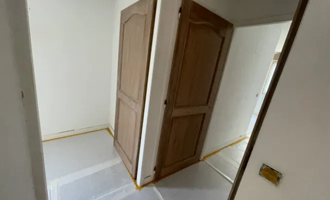 Mise en peinture d’un appartement à Sainte Maxime, réparation des fissures, peinture, mur et plafond et peinture des portes, Sainte-Maxime, EM Peinture & Décoration