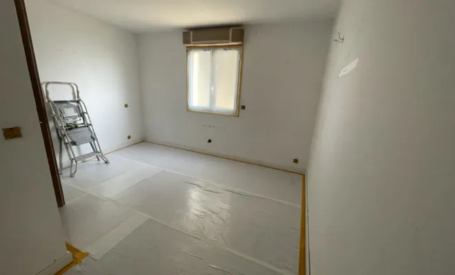 Mise en peinture d’un appartement à Sainte Maxime, réparation des fissures, peinture, mur et plafond et peinture des portes, Sainte-Maxime, EM Peinture & Décoration