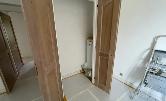 Mise en peinture d’un appartement à Sainte Maxime, réparation des fissures, peinture, mur et plafond et peinture des portes, Sainte-Maxime, EM Peinture & Décoration