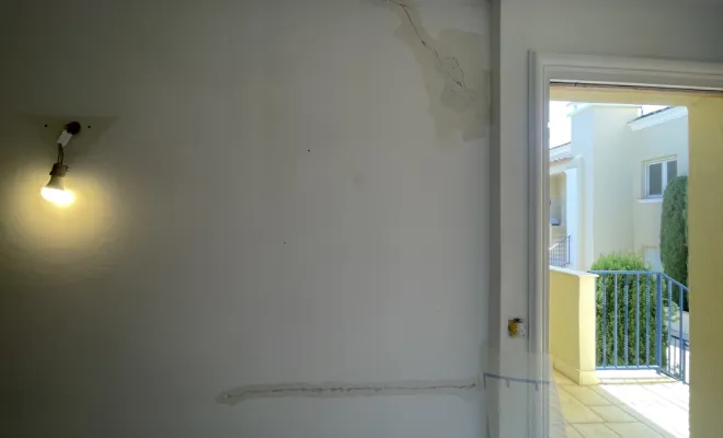 Mise en peinture d’un appartement à Sainte Maxime, réparation des fissures, peinture, mur et plafond et peinture des portes, Sainte-Maxime, EM Peinture & Décoration