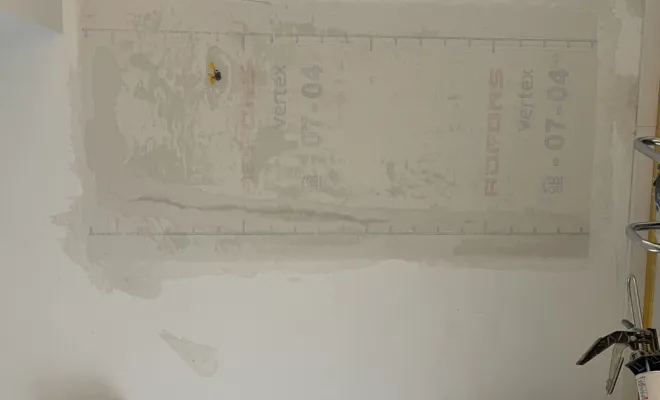 Mise en peinture d’un appartement à Sainte Maxime, réparation des fissures, peinture, mur et plafond et peinture des portes, Sainte-Maxime, EM Peinture & Décoration