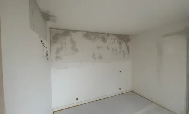 Mise en peinture d’un appartement à Sainte Maxime, réparation des fissures, peinture, mur et plafond et peinture des portes, Sainte-Maxime, EM Peinture & Décoration