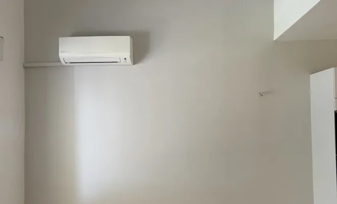 Mise en peinture d’un appartement à Sainte Maxime, réparation des fissures, peinture, mur et plafond et peinture des portes, Sainte-Maxime, EM Peinture & Décoration