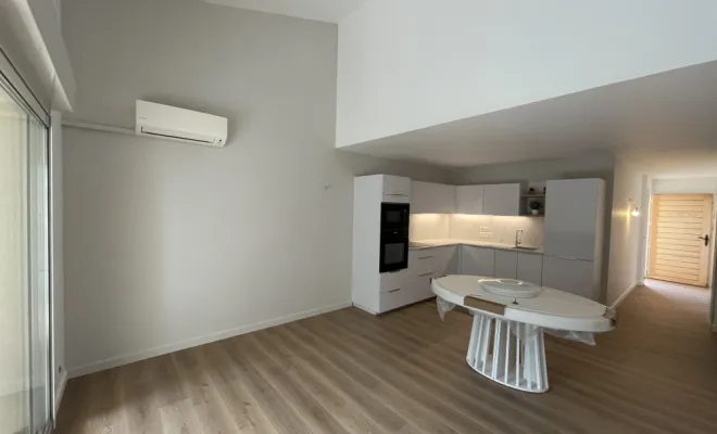 Mise en peinture d’un appartement à Sainte Maxime, réparation des fissures, peinture, mur et plafond et peinture des portes, Sainte-Maxime, EM Peinture & Décoration