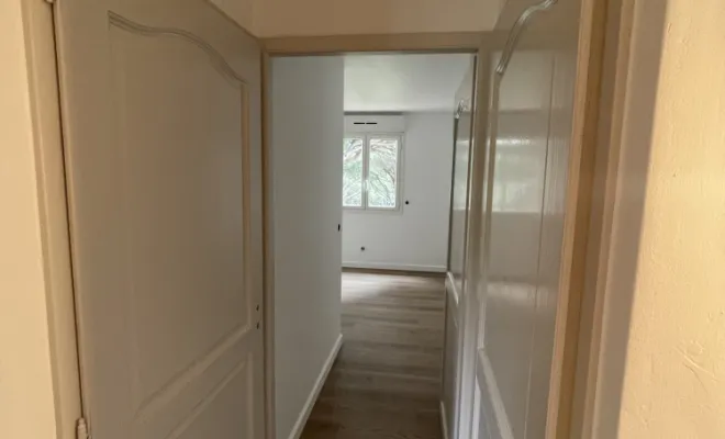 Mise en peinture d’un appartement à Sainte Maxime, réparation des fissures, peinture, mur et plafond et peinture des portes, Sainte-Maxime, EM Peinture & Décoration