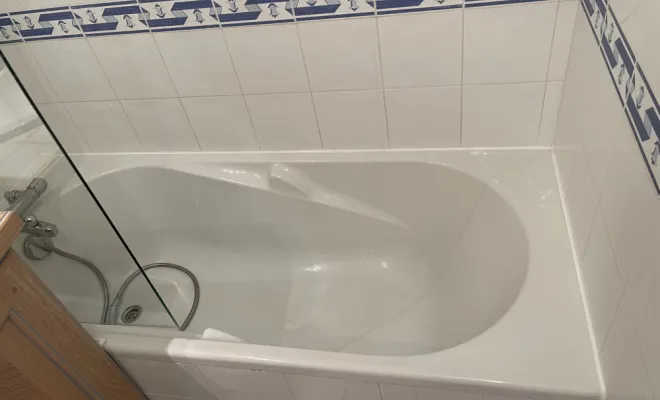 Mise en peinture d’un appartement à Sainte Maxime, réparation des fissures, peinture, mur et plafond et peinture des portes, Sainte-Maxime, EM Peinture & Décoration