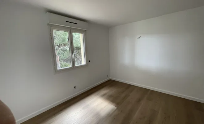 Mise en peinture d’un appartement à Sainte Maxime, réparation des fissures, peinture, mur et plafond et peinture des portes, Sainte-Maxime, EM Peinture & Décoration