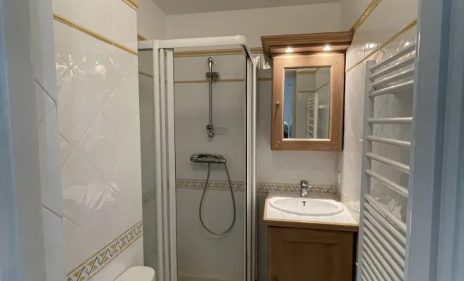 Mise en peinture d’un appartement à Sainte Maxime, réparation des fissures, peinture, mur et plafond et peinture des portes, Sainte-Maxime, EM Peinture & Décoration