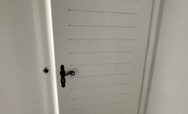 Mise en peinture d’un appartement à Sainte Maxime, réparation des fissures, peinture, mur et plafond et peinture des portes, Sainte-Maxime, EM Peinture & Décoration