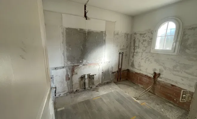 Salle de bain en béton ciré au plan de la tour , Sainte-Maxime, EM Peinture & Décoration