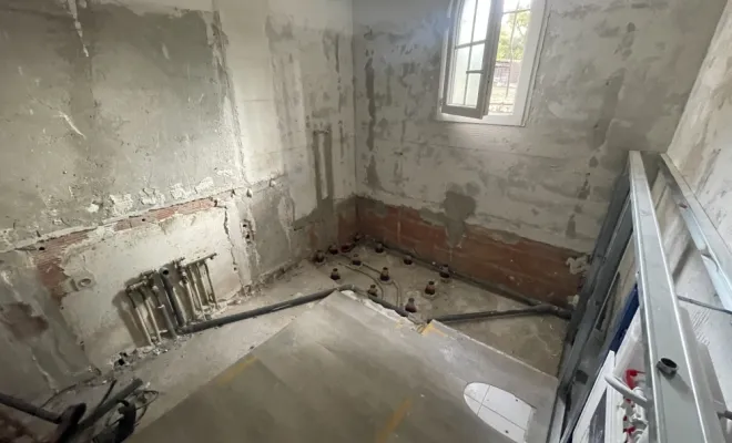 Salle de bain en béton ciré au plan de la tour , Sainte-Maxime, EM Peinture & Décoration