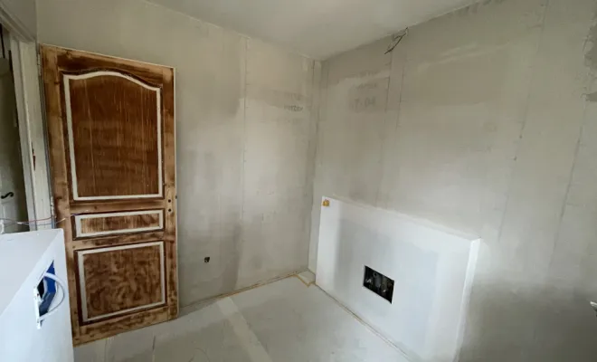 Salle de bain en béton ciré au plan de la tour , Sainte-Maxime, EM Peinture & Décoration