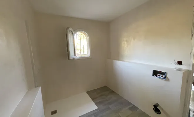 Salle de bain en béton ciré au plan de la tour , Sainte-Maxime, EM Peinture & Décoration