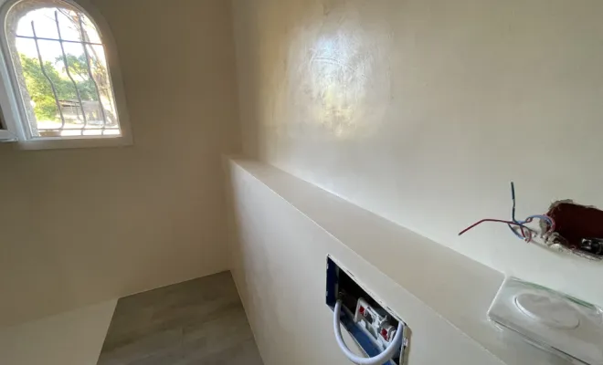 Salle de bain en béton ciré au plan de la tour , Sainte-Maxime, EM Peinture & Décoration