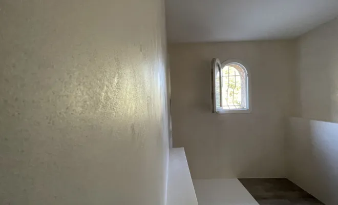 Salle de bain en béton ciré au plan de la tour , Sainte-Maxime, EM Peinture & Décoration