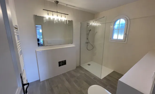 Salle de bain en béton ciré au plan de la tour , Sainte-Maxime, EM Peinture & Décoration