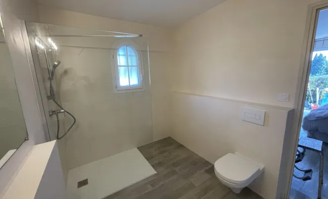 Salle de bain en béton ciré au plan de la tour , Sainte-Maxime, EM Peinture & Décoration