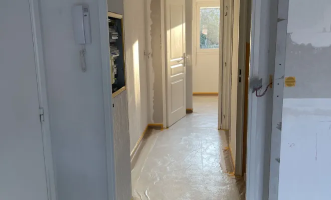 Lissage des murs et plafonds dans un appartement à saint Raphaël, finition à l’airless , Sainte-Maxime, EM Peinture & Décoration