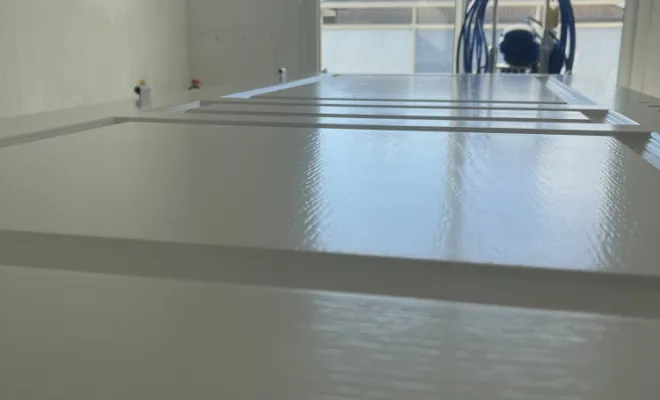 Lissage des murs et plafonds dans un appartement à saint Raphaël, finition à l’airless , Sainte-Maxime, EM Peinture & Décoration