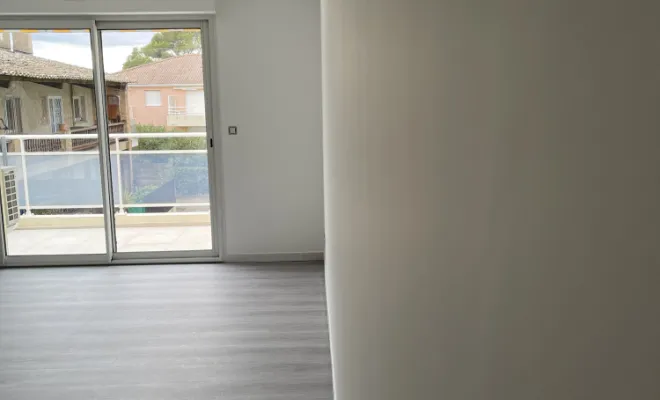 Lissage des murs et plafonds dans un appartement à saint Raphaël, finition à l’airless , Sainte-Maxime, EM Peinture & Décoration