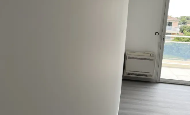 Lissage des murs et plafonds dans un appartement à saint Raphaël, finition à l’airless , Sainte-Maxime, EM Peinture & Décoration
