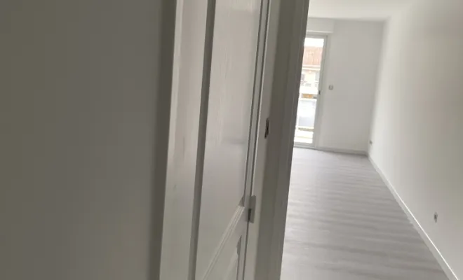 Lissage des murs et plafonds dans un appartement à saint Raphaël, finition à l’airless , Sainte-Maxime, EM Peinture & Décoration