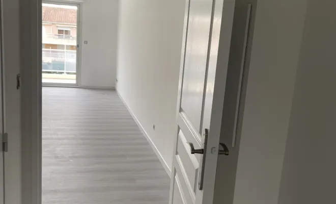 Lissage des murs et plafonds dans un appartement à saint Raphaël, finition à l’airless , Sainte-Maxime, EM Peinture & Décoration