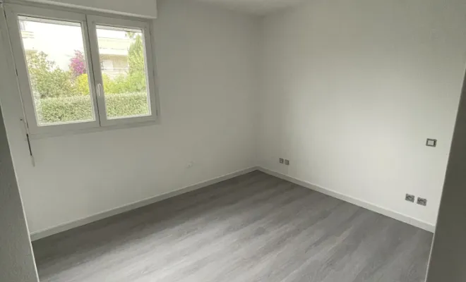 Lissage des murs et plafonds dans un appartement à saint Raphaël, finition à l’airless , Sainte-Maxime, EM Peinture & Décoration