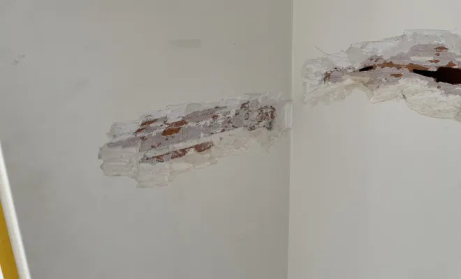 Belle villa sur grimaud avec de grosses fissures, structurelles (réparation en cours), Sainte-Maxime, EM Peinture & Décoration