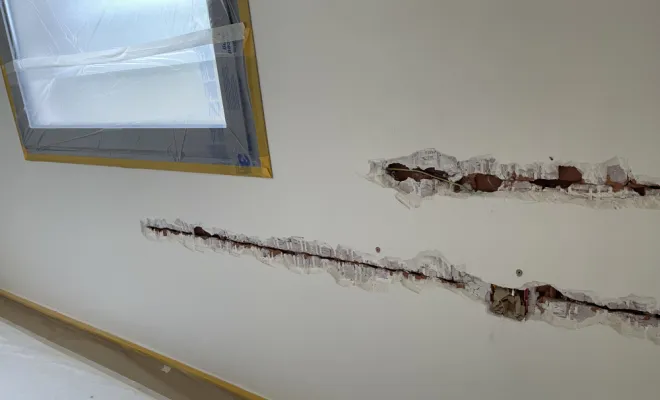 Belle villa sur grimaud avec de grosses fissures, structurelles (réparation en cours), Sainte-Maxime, EM Peinture & Décoration